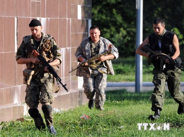 Bản tin 20H: Ngân hàng Ukraine ở miền Đông bị phe ly khai chiếm giữ Các tay súng thuộc phe ly khai. (Nguồn: AFP/TTXVN)