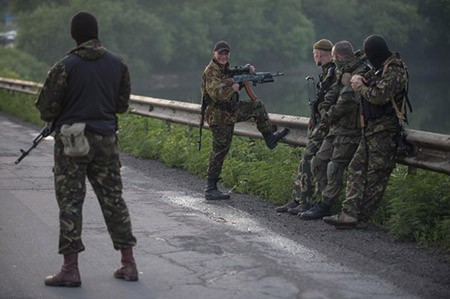 Bản tin 14H: NATO cáo buộc Nga tăng quân dọc biên giới Ukraine Binh sỹ Nga xuất hiện gần biên giới miền Đông Ukraine hôm 18/6. Ảnh: AP