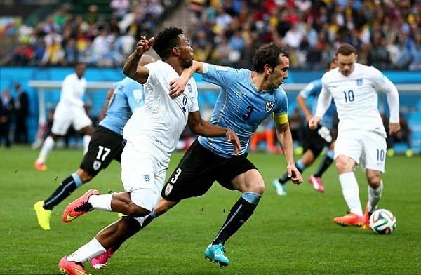 TIN NHANH World Cup sáng 20/6: Uruguay thắng may mắn vì không dính thẻ đỏ Pha đánh cùi chỏ của Diego Godin với Sturridge