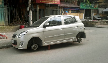 Cảnh giác với chiêu trộm bánh xe hơi Cảnh giác với chiêu trộm bánh xe hơi