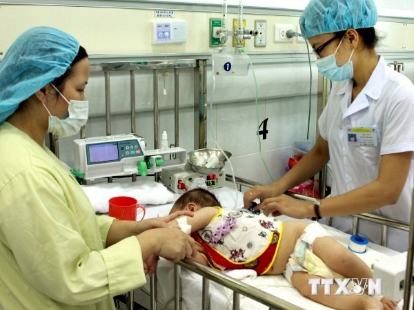Bản tin 14H: Đề phòng dịch viêm não Nhật Bản bùng phát Nhân viên y tế điều trị cho trẻ mắc bệnh mùa Hè. (Ảnh: TTXVN)