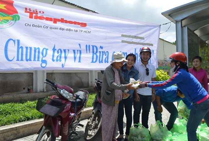 Báo Tiền Phong phát 200 suất cơm miễn phí 200 suất cơm miễn phí được phát trước cổng bệnh viện Nhi Đồng 1 TPHCM
