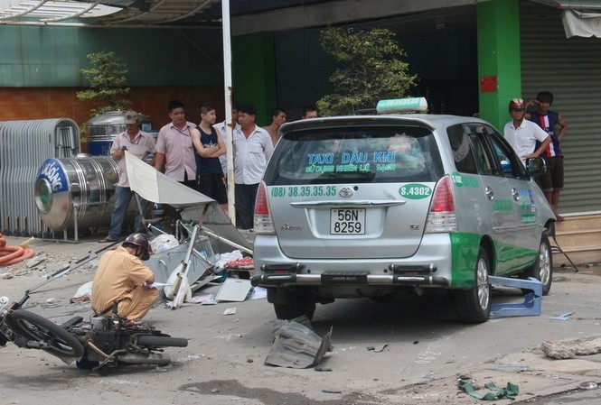 Taxi “đại náo” trên đường, hai người nhập viện Hiện trường tai nạn