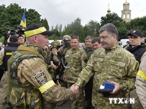 Bản tin 20H: Ukraine có thể cắt đứt ngoại giao với Nga Tổng thống Ukraine Petro Poroshenko thăm một đơn vị quân đội ở Slavyansk, miền Đông Ukraine. Ảnh: AFP/TTXVN
