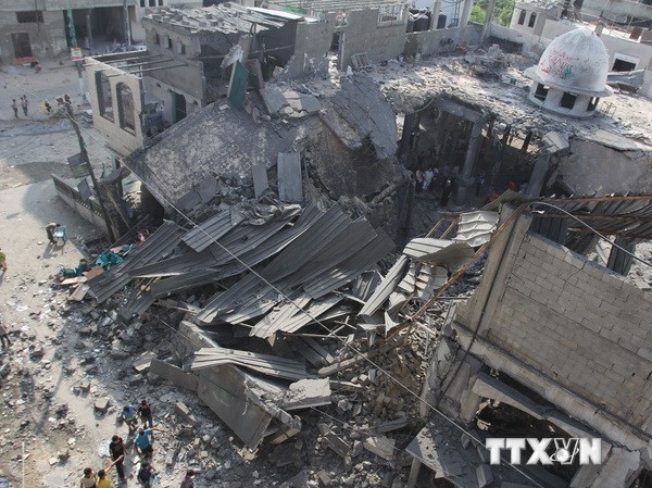 Bản tin 14H: Israel tuyên bố không ngừng bắn tại Gaza Cảnh đổ nát tại nhà thờ Hồi giáo ở Rafah, phía nam Dải Gaza sau các cuộc không kích của Israel. (Nguồn: THX/TTXVN)