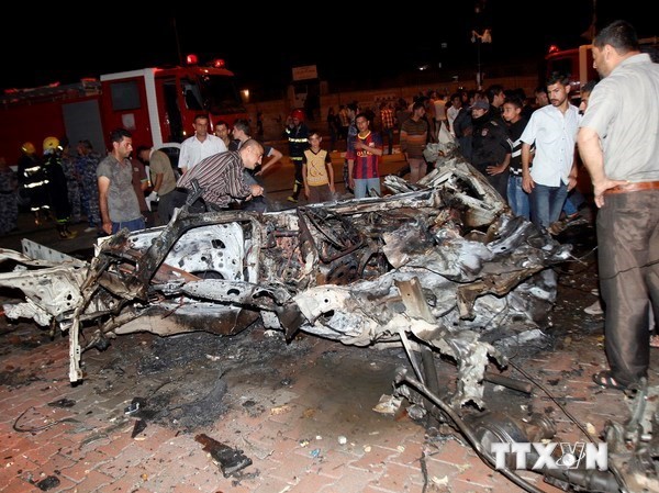 Bản tin 14H: Đánh bom liên tiếp tại Iraq, nhiều người chết Hiện trường một vụ đánh bom xe ở Iraq. (Nguồn: AFP/TTXVN)