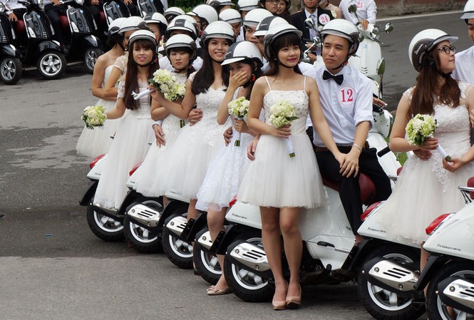 50 cô dâu chú rể cưỡi Vespa 'đại náo' Hà thành 50 cô dâu chú rể cưỡi Vespa 'đại náo' Hà thành