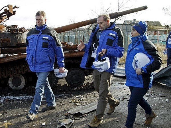 Bản tin 8H: Xe của quan sát viên bị nã đạn tại Ukraine Các quan chức OSCE. (Nguồn: Reuters)