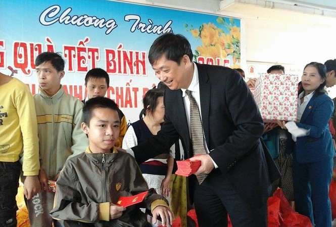 Trẻ da cam vui nhận quà tết Ông Đặng Việt Dũng – Phó Chủ tịch UBND TP Đà Nẵng tặng quà cho nạn nhân da cam ngồi xe lăn