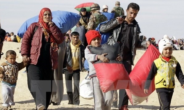 Bản tin 14H: Quốc tế tài trợ hơn 10 tỷ USD hỗ trợ Syria Người tị nạn Syria mắc kẹt tại khu vực biên giới Jordan. (Nguồn: AFP/TTXVN)