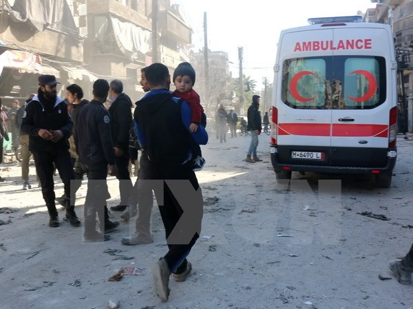 Bản tin 14H: Syria đem quan tài gỗ dọa bộ binh nước ngoài Khung cảnh thành phố Aleppo sau một trận không kích ngày 4/2. (Nguồn: AFP/TTXVN)