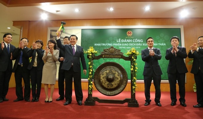 Khai xuân, chứng khoán lo đấu thầu và cổ phần hoá Bộ trưởng Bộ Tài chính Đinh Tiến Dũng đánh cồng khai trương phiên giao dịch đầu Xuân Bính Thân