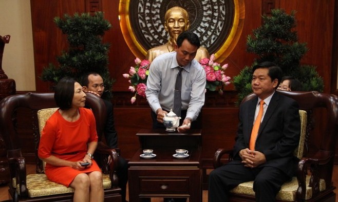 Lãnh đạo TPHCM hứa mở rộng cửa cho nhà đầu tư nước ngoài Bà Cheo Hock Kuan mong Bí thư Thành ủy TPHCM Đinh La Thăng tạo cơ hội thuận lợi hơn cho nhà đầu tư nước ngoài.