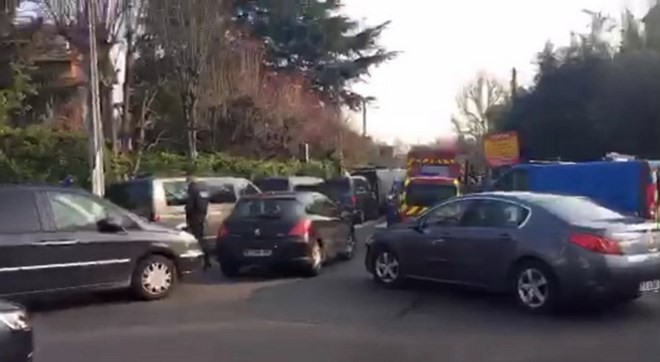 Bản tin 20H: Bắt đối tượng cầm súng dọa đánh bom tự sát tại Paris Cảnh sát Pháp kiểm soát phương tiện ra vào khu vực hiện trường. (Nguồn: Twitter)