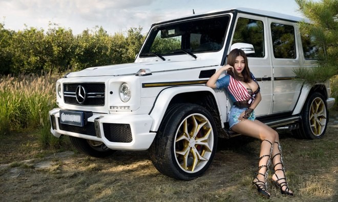 Vũ điệu đường cong nóng bỏng bên xế khủng Mercedes-Benz Vũ điệu đường cong nóng bỏng bên xế khủng Mercedes-Benz
