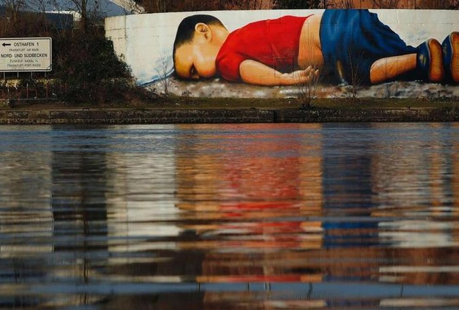 Ứa nước mắt xem tranh graffiti tưởng niệm bé Aylan chết đuối Bức vẽ bé Aylan bên bờ sông Main ở Đức