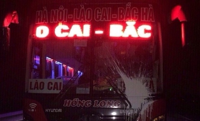 Yêu cầu điều tra, xử lý hành vi ném đá xe khách trên cao tốc Xe khách bị ném đá trên cao tốc Nội Bài – Lào Cai. Ảnh: VEC O&M