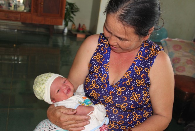 Bé sơ sinh bị bỏ rơi bên vệ đường, kiến bu đầy người Bé trai sơ sinh hiện đang được giao cho gia đình bà Lê Thị Tâm nuôi dưỡng.