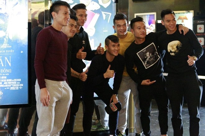 Công Vinh đưa đồng đội đi xem phim của vợ Công Vinh đưa đồng đội đi xem phim của vợ