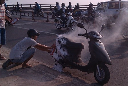 Hoảng hồn với xe gắn máy đang chạy bỗng cháy ngùn ngụt Hoảng hồn với xe gắn máy đang chạy bỗng cháy ngùn ngụt