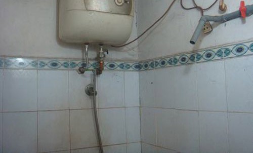 Mẹ và con trai bị điện giật tử vong trong nhà tắm Ảnh minh họa