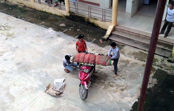 Thêm trường hợp thi thể quấn chăn chở bằng xe máy ở Sơn La Thi thể bệnh nhân được quấn chăn, đưa bằng xe máy về nhà.