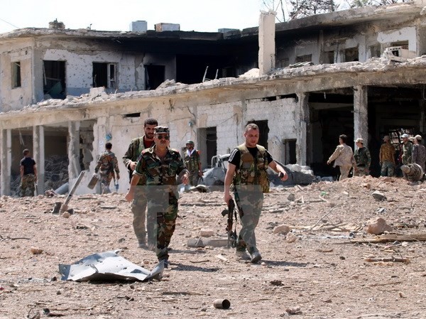 Bản tin 8H: Syria cáo buộc Mỹ 'xâm lược trắng trợn' Binh sỹ ủng hộ Chính phủ Syria làm nhiệm vụ tại Aleppo, Syria ngày 5/9. (Nguồn: EPA/TTXVN)