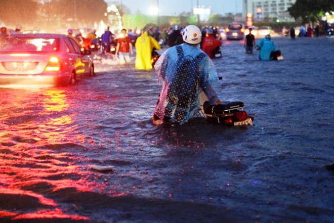 TPHCM thử nghiệm chống ngập bằng máy bơm ly tâm Mưa lớn, người dân Sài Gòn khốn khổ vì phải sống chung với lũ. Ảnh minh họa