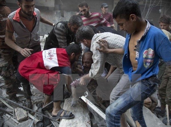 Bản tin 14H: Mỹ tuyên bố chấm dứt đối thoại với Nga về Syria Một người đàn ông đau khổ sau khi tìm thấy xác con dưới những đống đổ nát sau các vụ không kích tại Aleppo ngày 27/9. (Nguồn: AFP/TTXVN)