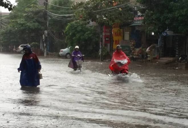 Thủy điện xả lũ, người dân không kịp trở tay Nhiều tuyến đường trên địa bàn TP Hà Tĩnh bị nước nhấn chìm.