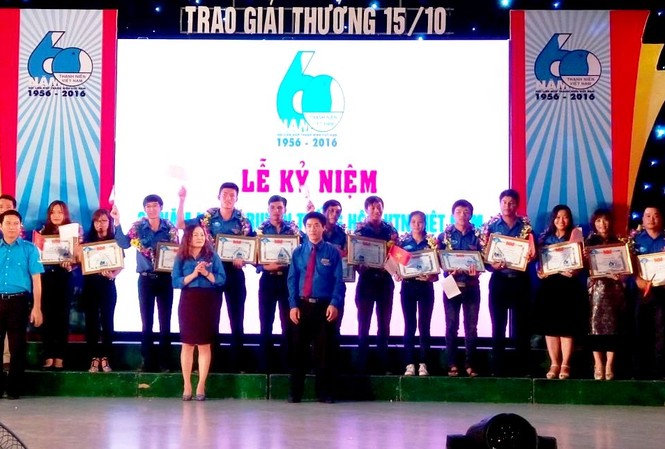 TT-Huế vinh danh cá nhân tiêu biểu nhận giải thưởng “15 Tháng 10” Bí thư T.Ư Đoàn Nguyễn Ngọc Lương cùng Trưởng ban Tổ chức Tỉnh ủy và Bí thư Tỉnh Đoàn TT-Huế biểu dương, trao giải thưởng “15 Tháng 10” cho 15 gương mặt tiêu biểu.