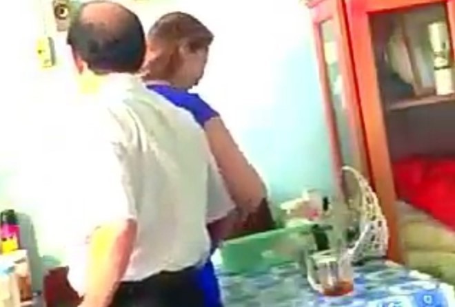 Bản tin 8H: Kỷ luật Phó Giám đốc Sở sờ đùi nữ tạp vụ Hình ảnh ông Tấn choàng tay vào vùng nhạy cảm của nữ nhân viên. Ảnh: Cắt từ clip.