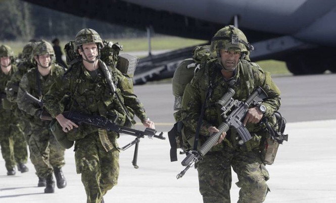 Bản tin 20H: NATO hối thúc đồng minh điều quân đến sát biên giới Nga Các binh sĩ thuộc Lữ đoàn Không vận 173 tập trận tại căn cứ quân sự ở Latvia. Ảnh: Reuters.