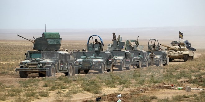 Bản tin 20H: Iraq cắt đứt đường viện binh của IS từ Mosul tới Syria Binh sỹ Iraq tham gia chiến dịch truy quét IS đóng quân ở khu vực al-Shura, phía nam Mosul ngày 28/10. Nguồn: AFP/TTXVN