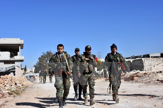 Bản tin 8H: Mỹ tấn công binh sĩ Syria, 90 người thiệt mạng Lực lượng ủng hộ Chính phủ tiếp cận khu vực Baeedin, gần Masaken Hanano, Aleppo ngày 23/11. (Nguồn: AFP/TTXVN)