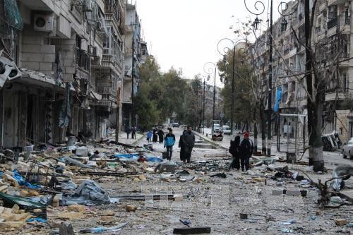 Bản tin 14H: Bắt đầu tiến hành sơ tán quân nổi dậy ra khỏi Aleppo Lực lượng ủng hộ Chính phủ Syria trong chiến dịch giành lại quyền kiểm soát các khu vực do quân nổi dậy chiếm giữ ở thành phố Aleppo ngày 14/12. Ảnh: AFP/TTXVN.