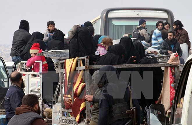 Bản tin 8H: Nga, Thổ Nhĩ Kỳ và Iran thống nhất vấn đề Syria Đoàn xe đưa người dân Syria sơ tán khỏi miền đông Aleppo ngày 16/12. (Nguồn: AP/TTXVN)