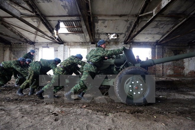 Bản tin 8H: Ly khai Ukraine chấp nhận ngừng bắn vô thời hạn Lực lượng ly khai chuyển súng chống tăng MT-12 Rapira 100-mm vào nhà kho ở Zelene, vùng Donetsk hồi năm 2010. (Nguồn: AFP/TTXVN