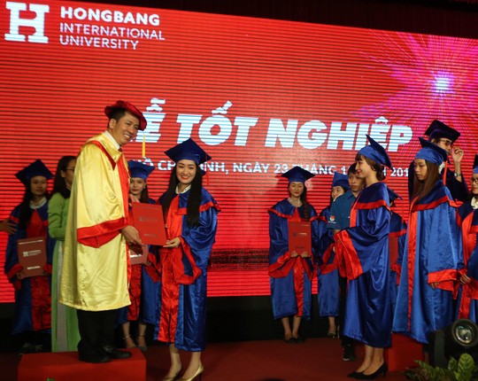 Hồng Bàng trao bằng tốt nghiệp cho gần 1.600 tân cử nhân Thạc sĩ- Luật sư Trịnh Hữu Chung, phó Hiệu trưởng trao bằng tốt nghiệp cho sinh viên