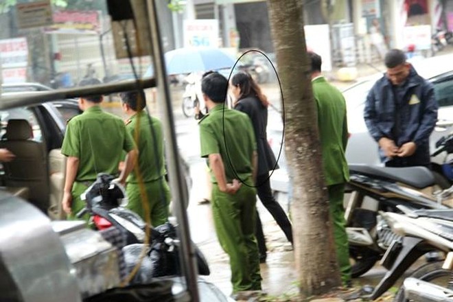 Chuyển hồ sơ vụ phó chánh án “nhận hối lộ” lên Cục Điều tra Công an tỉnh Đắk Lắk đưa bà Hoa từ nhà riêng lên Tòa án huyện để xác minh.