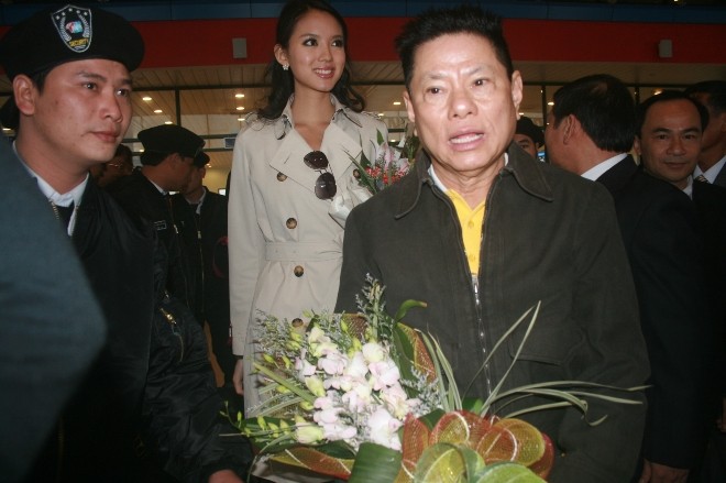 “Đại gia” Hoàng Kiều thất hứa với 130 hộ gia đình nghèo Ông Hoàng Kiều và Hoa hậu thế giới Trương Tử Lâm trong lần về xã Cảnh Hóa