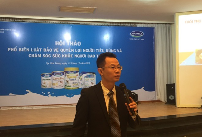 Vinamilk chăm sóc sức khỏe cho gần 80.000 người cao tuổi năm 2016 Tiến sĩ Nguyễn Lê – Giảng viên học viện Quân Y, Bác sĩ chuyên khoa gan mật bệnh viện 103, Hà Nội chia sẻ về sức khỏe và dinh dưỡng hợp lý cho người cao tuổi tại hội thảo do Vinamilk tổ chức