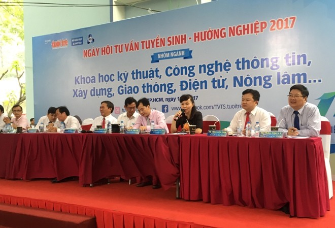 Vụ trưởng Giáo dục nói gì về 200.000 cử nhân thất nghiệp? Dự tính không công bố đề thi của Bộ GD&ĐT đang gặp nhiều ý kiến trái chiều