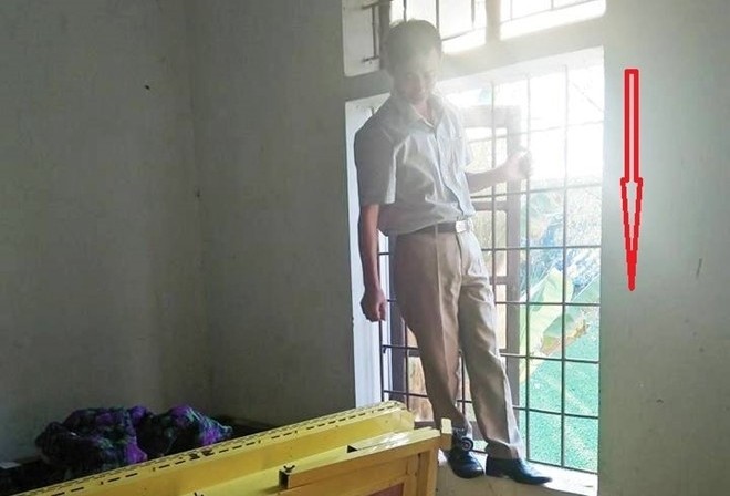 Bản tin 8H: Người đàn ông treo cổ tại trụ sở công an xã Cửa sổ nơi anh Ngôn treo cổ.