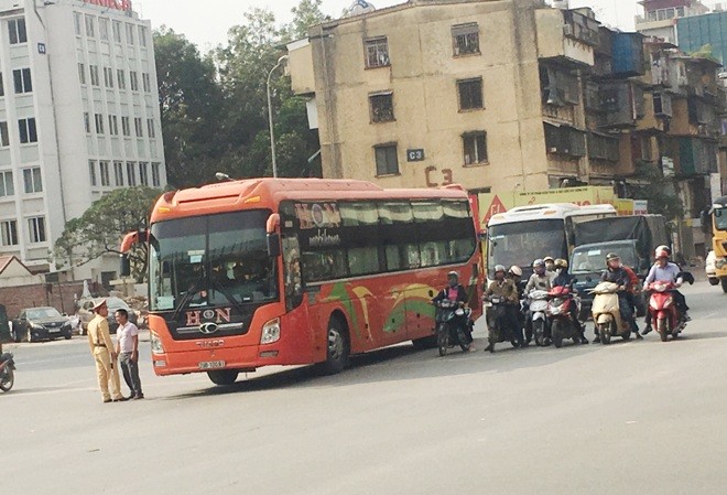 Thanh tra Bộ GTVT yêu cầu giải trình vụ làm ngơ xe trái tuyến Sau khi TTGT làm ngơ, phóng viên đã nhờ CSGT kiểm tra, phát hiện xe khách 29B-10081 hoạt động sai luồng tuyến, hành trình