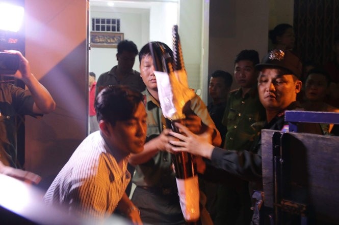 Bản tin 8H: Thu giữ kho vũ khí lớn tại Nha Trang Trong số vũ khí bị thu giữ, có rất nhiều thanh kiếm nhật