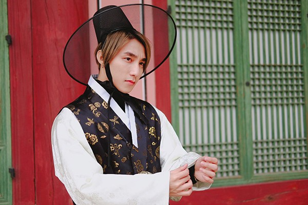 Mặc Hanbok, Sơn Tùng M-TP đẹp trai không kém sao Hàn Sơn Tùng gây bất ngờ khi mặc hanbok.