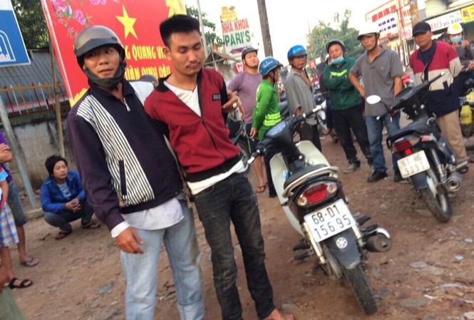 Trộm xe dùng dao nhọn, bình xịt hơi cay tấn công hiệp sĩ đường phố Đối tượng trộm xe (áo đỏ) bị bắt giữ cùng với tang vật.