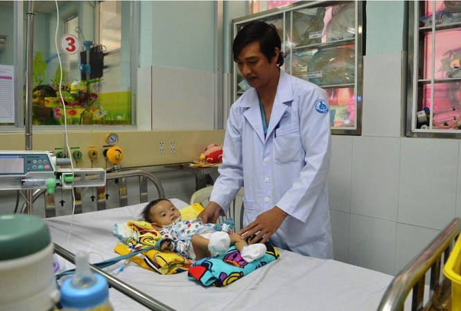 Cứu sống bé gái 2 tháng tuổi bị 3 dị tật tim bất thường lần đầu gặp tại Việt Nam Bé gái bị dị tật tim hiếm gặp được cứu sống.