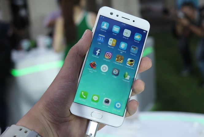 Oppo F3 ra mắt giá 7,49 triệu đồng Oppo F3 ra mắt giá 7,49 triệu đồng